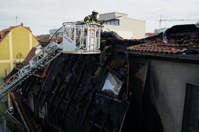 Gebaeudebrand in Sindelfingen - Grosseinsatz fuer die Feuerwehren aus dem Landkreis Boeblingen und die Polizei 